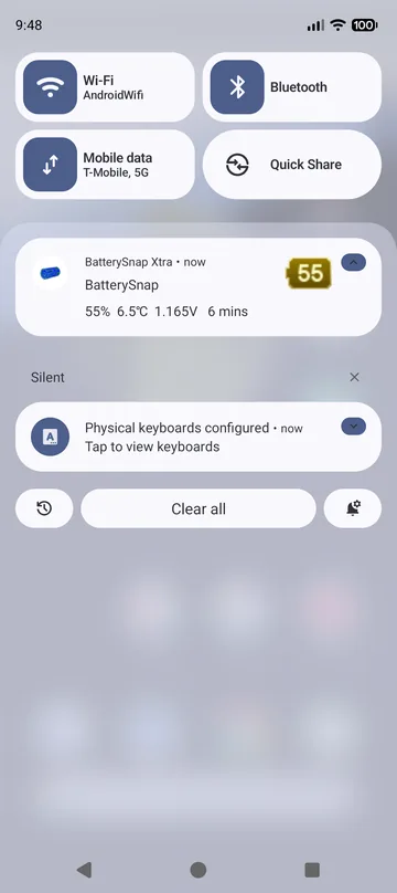 Battery level pinned to the status bar, with details in the notification shade